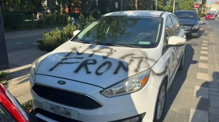 На машины украинцев в Польше стали наносить надписи «На фронт»