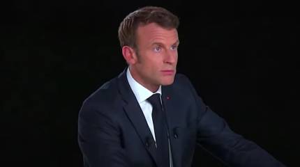 «Не устал, не ухожу»: Макрон игнорирует призывы отправиться в отставку