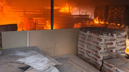 «Дань-Т» поразила склад стройматериалов в Павлограде – возник крупный пожар