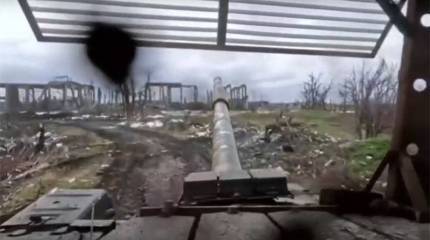 Появились кадры с прямым попаданием в российский танк Т-72Б3 в Марьинке