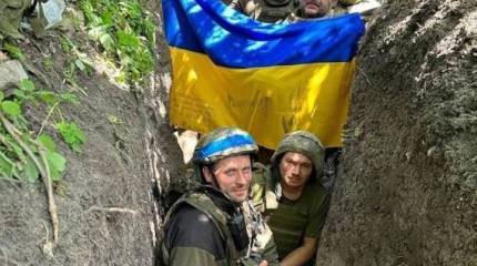 Британские читатели: При наступлении в сентябре 2022 флаг Украины разворачивали на высотках в городах, а теперь - внутри окопа