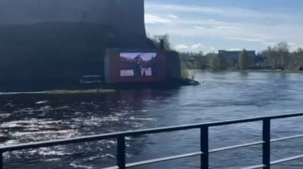 Жители эстонской Нарвы получили возможность увидеть трансляцию парада Победы на установленном в Ивангороде экране