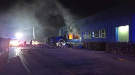 «Бьют целенаправленно»: склад компании Rozetka под Киевом снова горит