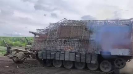 Показаны кадры участвующего в спецоперации российского танка – «дикобраза» с дополнительной защитой от дронов и мин