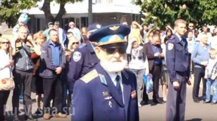 Украинские националисты в День Победы попытались сорвать шествие ветеранов ВОВ в нескольких городах страны