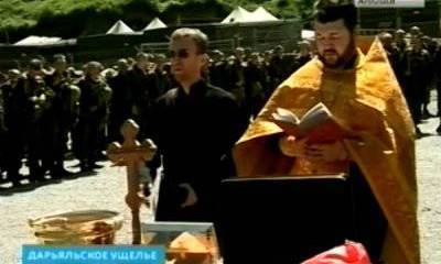 Частицы мощей святых покровителей воинства доставили на высокогорный полигон "Дарьял" в РСО-Алания