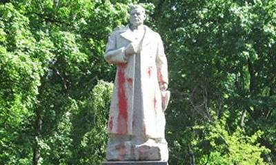 Радикалов корчит от памятника Ватутину в Киеве. Пытались снести