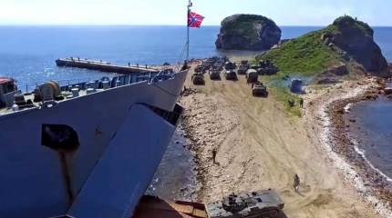 «Подобные учения проходят впервые»: в Финляндии сообщают о погрузке российской боевой техники на контейнеровозы