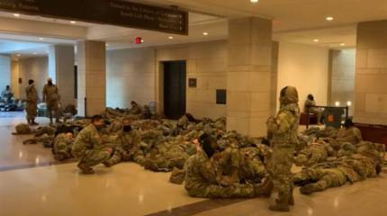 «Бросили на пол как бродяг»: Американцы высказываются о размещении военных в Капитолии