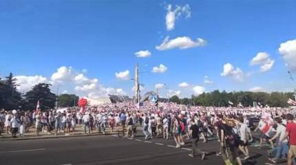 Бело-красные флаги и плакаты на английском: в Минске начался массовый митинг противников Лукашенко