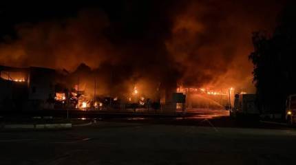 Украинские пожарные боятся приближаться к горящим складам – пожары продолжаются