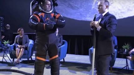 В NASA продемонстрировали новую модель скафандра для астронавтов, которые примут участие в лунной миссии Artemis III
