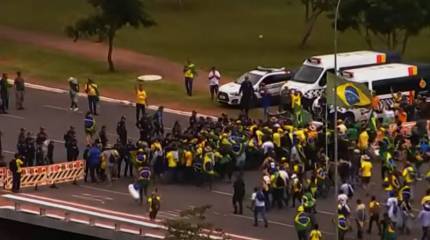 В ходе погрома в резиденции президента Бразилии нападавшие похитили оружие