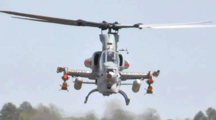 «Будут поражать ЗРК С-400»: американские вертолёты AH-1Z замечены с модулем Red Wolf