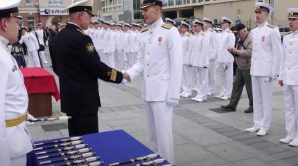 Госдума дала право офицерам ВМФ в отставке пожизненно носить кортики без оформления разрешения