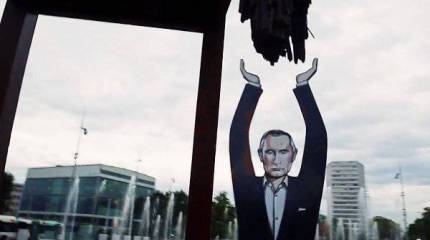 Трехметровый Путин стал опорой для женевского «Сломанного стула»