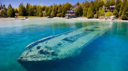 Затонувшие корабли, которые видны сквозь толщу воды