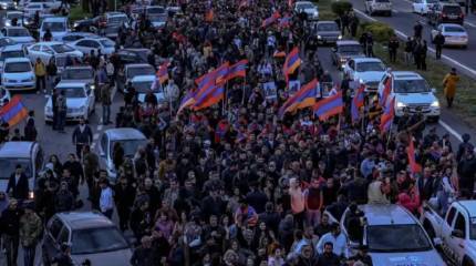 Протестующие в Ереване начали возводить баррикады