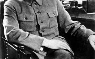 Зачем здесь фото Сталина?