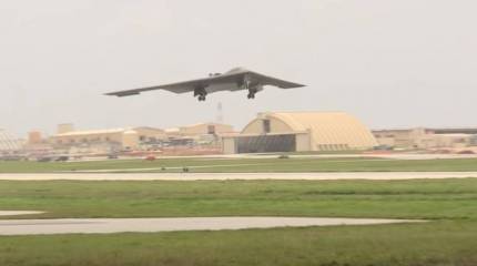 Стратегический бомбардировщик B-2 Spirit ВВС США загорелся после аварийной посадки на авиабазе Уайтмен в Миссури