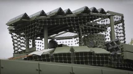 «Хребты на козырьках схожи с концепцией MRAP»: в западной прессе изучают защитный навес на российских танках