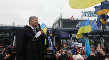 Вернувшегося на Украину Порошенко доставили в Печерский суд Киева по обвинению в госизмене
