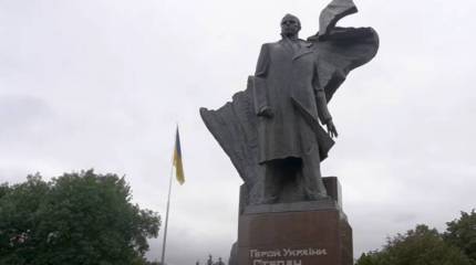 В Тернополе памятник Бандере решили взять под круглосуточную охрану