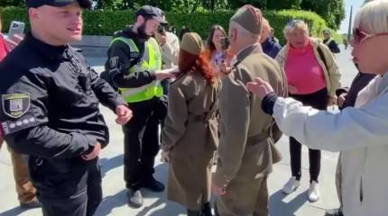 Украинские полицейские составили протокол на пенсионерку, которая пришла к Вечному огню в Киеве в форме РККА
