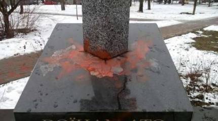 В Киеве облили краской памятник представителям АТО