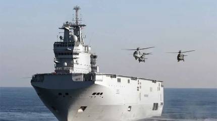 Helicópteros en cubierta. Risas en el mar.