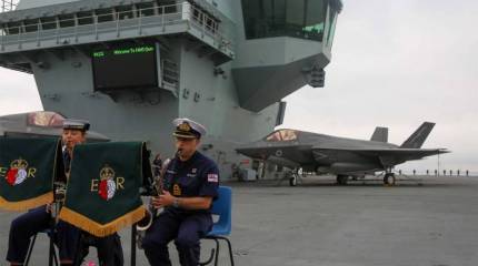 В Китае: Британская АУГ не осмеливается подходить к китайским островам