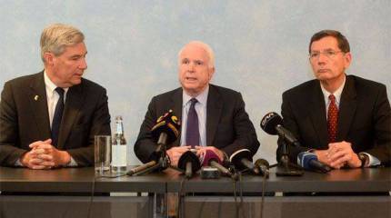 Маккейн, прибыв в Таллин, назвал Владимира Путина "головорезом и нахалом"