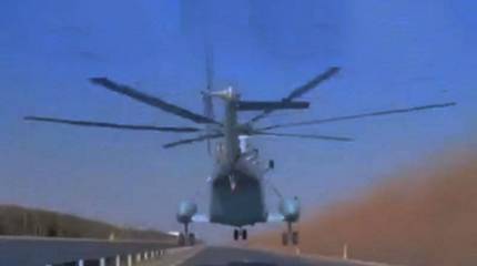 Попал на видео полёт палубного китайского вертолёта на сверхмалой высоте над шоссе