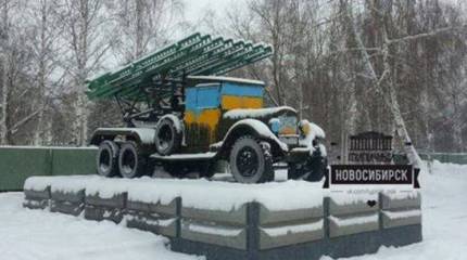 Новосибирских вандалов, разукрасивших обелиск ВОВ, приговорили к реальным срокам
