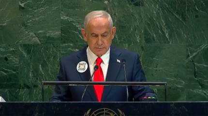 Нетаньяху выступил с QR-кодом на пиджаке перед полупустым залом ГА ООН