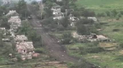 Показаны кадры уничтожения прямой наводкой российским танком двух бронемашин ВСУ в Макаровке на Времевском выступе