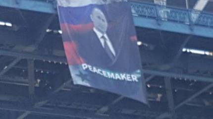Портрет Владимира Путина с надписью "Миротворец" взбудоражил Нью-Йорк