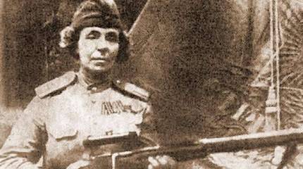 Снайпер Нина Петрова: "Бабушка будет полным кавалером, если доносит свою голову до конца..."