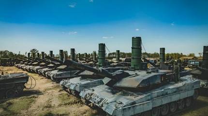 Польские танки Leopard 2 отрабатывают форсирование водной преграды рядом с белорусской границей