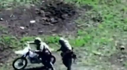 Показаны кадры, как бойцы 70-го полка на мотоцикле под огнём противника занимают позицию ВСУ в Работино