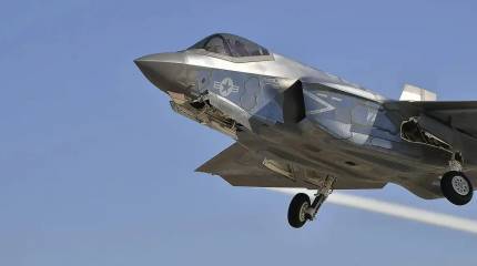 ВМС США показали истребители F-35C с зеркальным покрытием