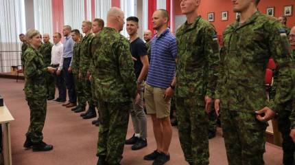 «Почему они одеты как попало?» Западных пользователей удивил эстонский строй резервистов