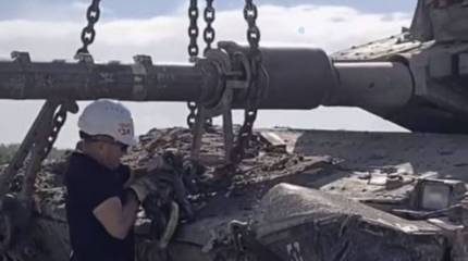 Показаны кадры эвакуации в тыл поврежденных в секторе Газа израильских танков «Меркава»