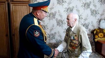 Самарских ветеранов военные поздравили минипарадами