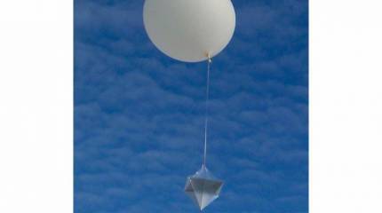 В украинских медиа публикуют снимок с якобы российским шаром с уголковым отражателем «над Украиной»