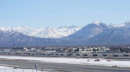 Американские истребители F-22 отработали на Аляске "Слоновью прогулку"