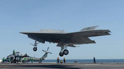 Американский беспилотник X-47B впервые совершил посадку на авианосец