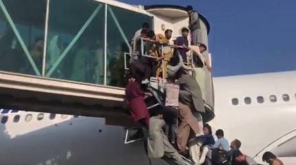 Американские военные открыли предупредительный огонь при попытке толпы выйти на ВПП в аэропорту Кабула