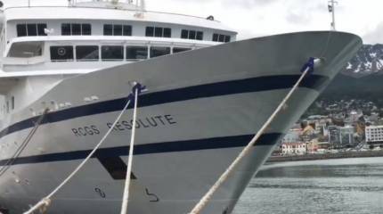 Появилось видео столкновения корабля ВМС Венесуэлы с круизным лайнером: моряки открывали огонь