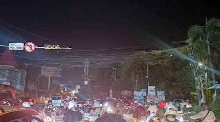 Теперь и Бали: весь престижный остров-курорт погрузился во тьму, туристы готовят еду на кострах